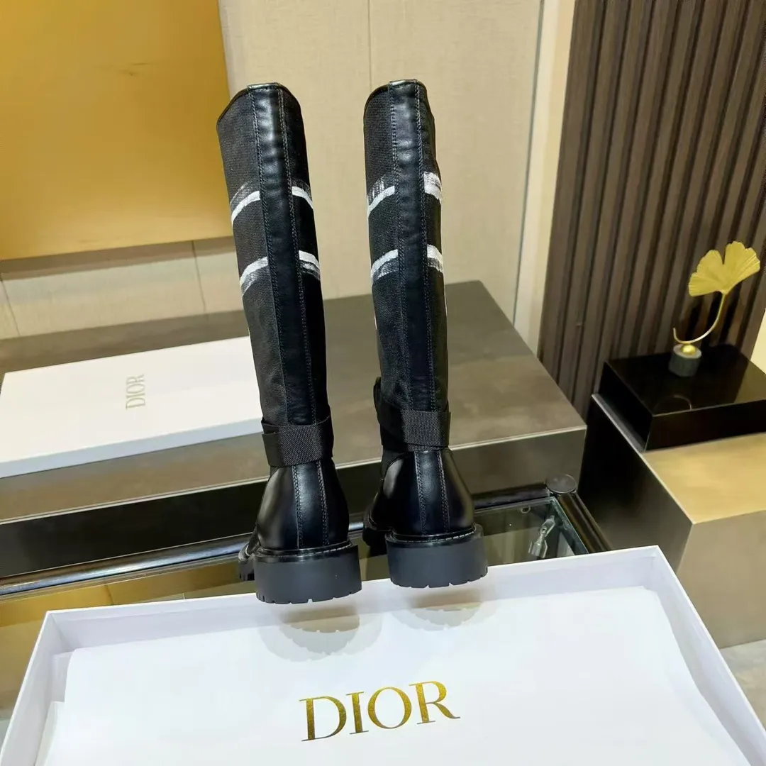 👟👟Ex-factory price 680👟👟 Dior-Major graffiti knight boots. Handsome boots use unique design elements to create a striking appearance. Made of black technical fabric and cow leather, they can be easily put on and taken off. Taking inspiration from the Dior Book Tote bag, it features a two-tone "Christian Dior" signature on the top. Adjustable nylon strap with "CD" logo and corrugated rubber sole form the basis of the eye-catching silhouette. "Christian Dior" logo on the shaft. Technical fabric band around the ankle with brass ring. Notched rubber sole decorated with Christian Dior's lucky star symbol. Size: #35-41 (40 41 custom-made, non-refundable)